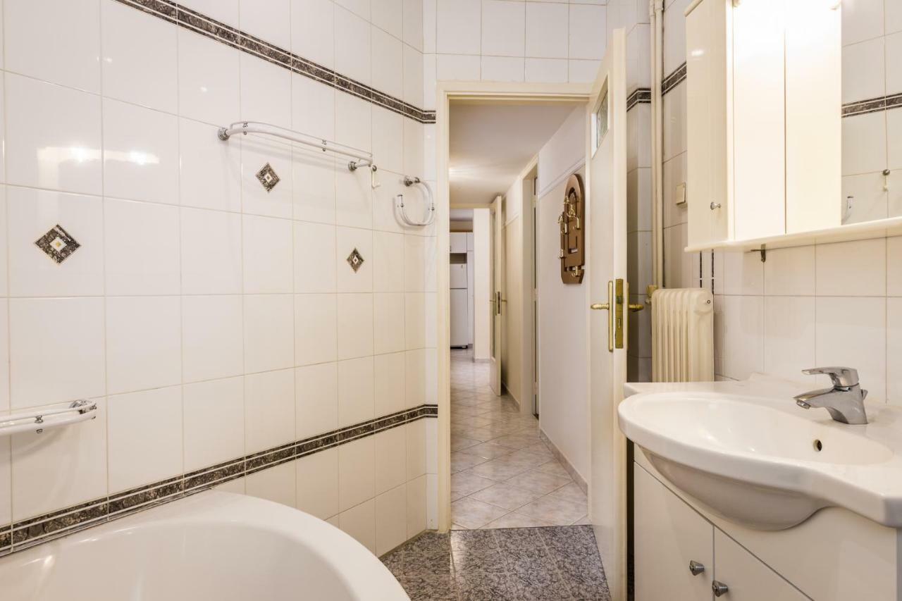 Classy 2 Bedroom Apartment Near Acropolis & Metro เอเธนส์ ภายนอก รูปภาพ