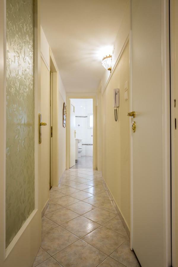 Classy 2 Bedroom Apartment Near Acropolis & Metro เอเธนส์ ภายนอก รูปภาพ